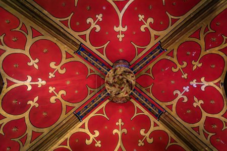 Téléchargez les photos : Strasbourg, France - 31 mai 2023 : Détail décoré et coloré de l'arche gothique dans le perron de l'église protestante Saint-Pierre-le-Jeune - en image libre de droit