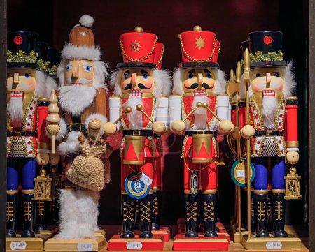 Foto de Colmar, Francia - 5 de junio de 2023: Coloridos adornos de Navidad, juguetes cascanueces en venta en una tienda de recuerdos en el casco antiguo - Imagen libre de derechos