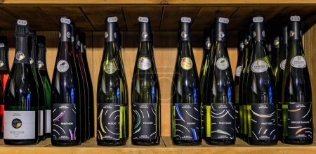 Foto de Colmar, Francia - 4 de junio de 2023: Vinos alsacianos de viñas viejas Pino Gris, Pinot Noir, Sylvaner, Riesling Gewurtzraminer de Cave de Beblehem en una tienda - Imagen libre de derechos