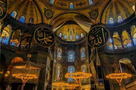 Foto de Estambul, Turquía - 8 de noviembre de 2023: Interior adornado con mosaicos y frescos de hojas de oro, Mezquita Santa Sofía en una antigua iglesia bizantina - Imagen libre de derechos