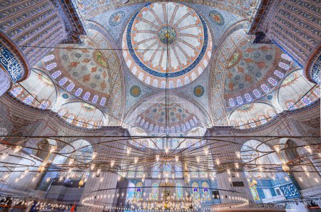 Téléchargez les photos : Istanbul, Turquie - 8 novembre 2023 : Intérieur décoré du sultan Ahmed ou de la mosquée bleue, majestueuse mosquée impériale historique de l'époque ottomane avec carreaux bleus - en image libre de droit