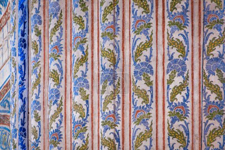 Téléchargez les photos : Istanbul, Turquie - 8 novembre 2023 : Motif floral décoré de l'intérieur de la mosquée du sultan Ahmed ou Mosquée bleue, mosquée impériale de l'époque ottomane avec tuiles bleues - en image libre de droit