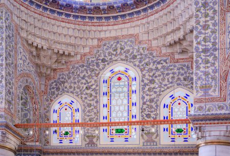 Téléchargez les photos : Istanbul, Turquie - 8 novembre 2023 : Voûte de muqarnas sculptée, motif floral, vitraux au sultan Ahmed ou mosquée bleue avec tuiles bleues - en image libre de droit
