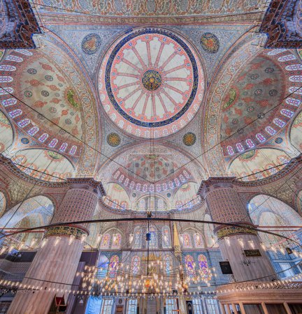 Téléchargez les photos : Istanbul, Turquie - 8 novembre 2023 : Intérieur décoré du sultan Ahmed ou de la mosquée bleue, majestueuse mosquée impériale historique de l'époque ottomane avec carreaux bleus - en image libre de droit
