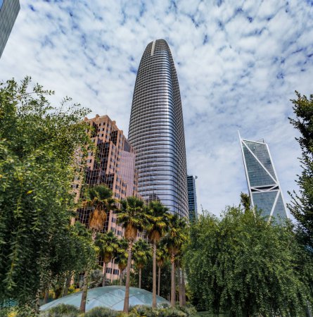 Foto de Vista de un rascacielos céntrico con árboles en un parque en el barrio SOMA en San Francisco, California - Imagen libre de derechos