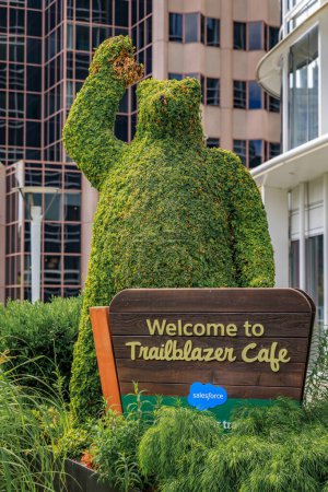 San Francisco, Estados Unidos - 9 de septiembre de 2022: Codey the Bear topiary con un cartel para el café pionero de Salesforce en la parte superior del Centro de Tránsito de Salesforce