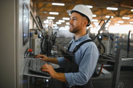 Kluge Fabrikarbeiter oder Ingenieure verrichten Maschinenarbeit in der Fertigungswerkstatt. Industrie- und Maschinenbaukonzept
