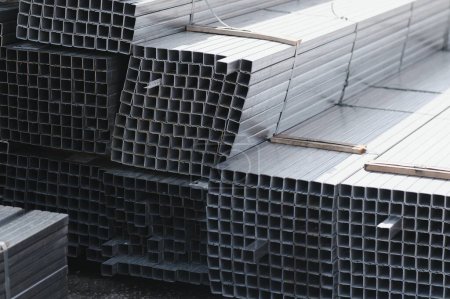 Téléchargez les photos : Pile de tuyaux carrés en acier pour la construction supplies.thailand. - en image libre de droit