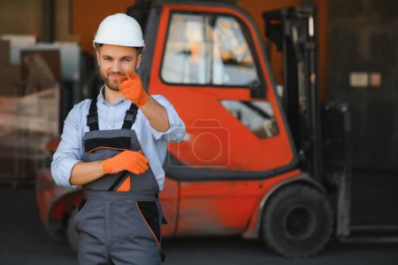 Téléchargez les photos : Chauffeur professionnel du secteur de la construction close up. - en image libre de droit