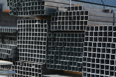 Aluminiumprofil für die Herstellung von Fenstern und Türen. Strukturelle Metallformen aus Aluminium. Textur der Aluminiumprofile. Aluminiumfabrik.