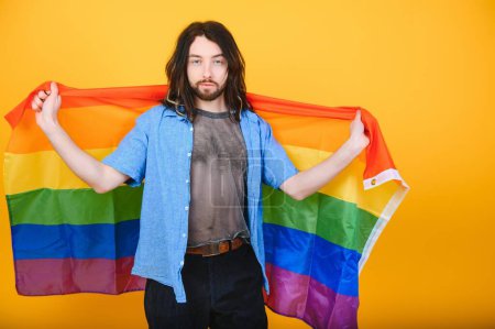 Téléchargez les photos : Jeunes transgenres LGBT avec drapeau arc-en-ciel sur fond de couleur isolée épaule. expression de genre fierté et égalité concept - en image libre de droit