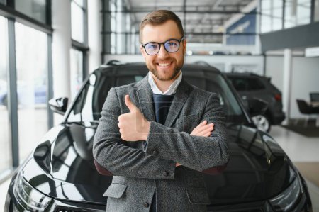 Man minded Kunde männliche Käufer Client im Anzug wählen auto zu gehen Blick zur Seite wollen kaufen neue Automobile im Autohaus