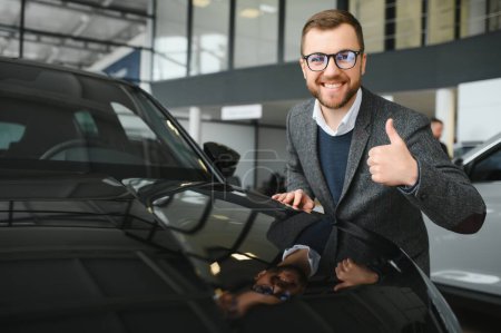 Retrato de cliente feliz comprando coche nuevo
