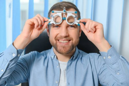 Augenheilkunde-Konzept. männliche Patientin in Augenoptikerkorrektur-Klinik.