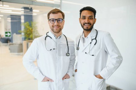 Téléchargez les photos : Un médecin indien avec un médecin européen collègue. Concept d'équipe multiraciale. - en image libre de droit