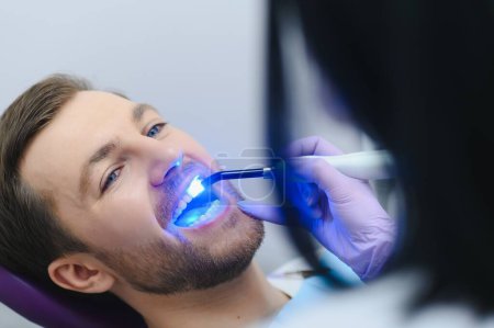 Foto de Retrato de cerca del paciente en el consultorio dental - equipo de luz ultravioleta
. - Imagen libre de derechos