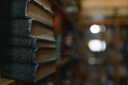 Téléchargez les photos : Vieux livres sur les étagères dans les archives image floue, bibliothèque. - en image libre de droit