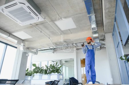 Foto de Ingeniero de hvac instalar sistema de ventilación de recuperación de calor para la nueva casa. espacio de copia, - Imagen libre de derechos