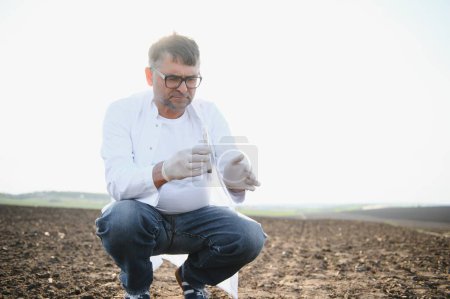 Foto de Vista POV del propietario del agricultor controlar la calidad del suelo antes de la planta de semillas. Concepto agrícola futuro - Imagen libre de derechos