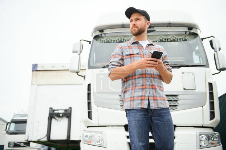 Foto de Retrato de conductor de camión seguro en el estacionamiento mirando a la cámara. Copiar espacio - Imagen libre de derechos