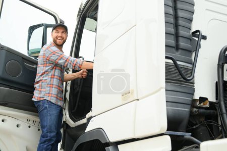 Blanc mâle camion conducteur sortir du véhicule à l'arrêt de repos
