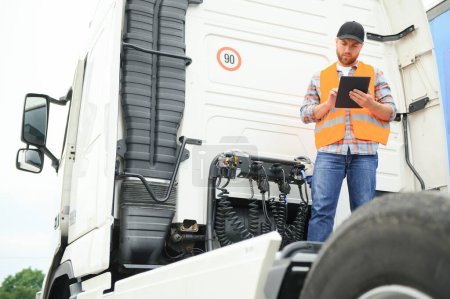 Logistik - stolzer Fahrer mit Tablet-Computer