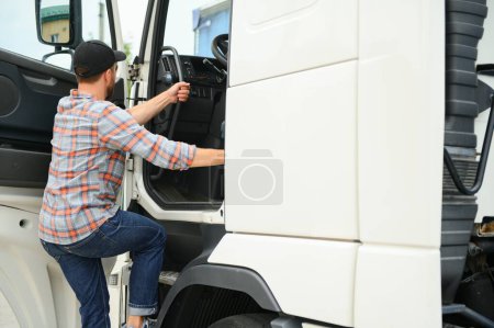 Foto de Vista trasera del conductor entrando en la cabina del camión - Imagen libre de derechos
