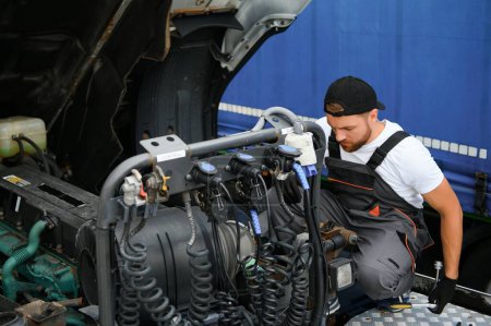 Foto de Mecánica de reparación del camión en servicio - Imagen libre de derechos