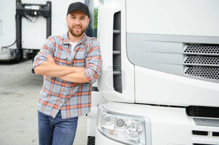 Téléchargez les photos : Portrait de camionneur confiant sur le parking regardant la caméra. Espace de copie - en image libre de droit