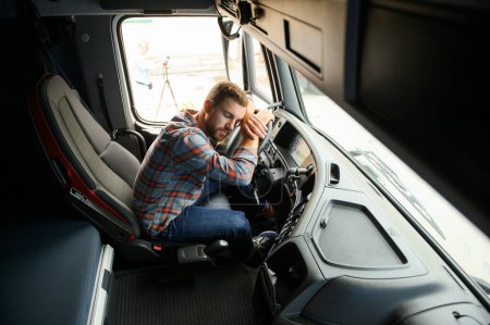 Téléchargez les photos : Chauffeur de camion épuisé s'endormant sur le volant. Fatigue et concept de sommeil - en image libre de droit