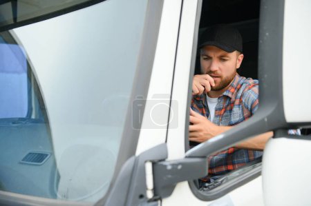 Mann fährt Trucker in Kabine seines Lastwagens und spricht über Radiosender