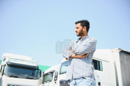 Joven camionero indio. Concepto de transporte de mercancías por carretera