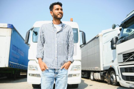 Foto de Retrato del conductor de camión indio confiado en el estacionamiento. Copiar espacio - Imagen libre de derechos