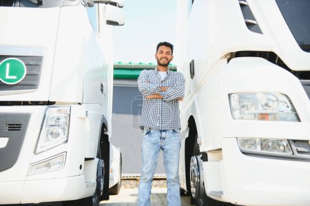 Foto de Retrato del conductor de camión indio confiado en el estacionamiento. Copiar espacio - Imagen libre de derechos