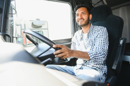 Foto de Conductor de camión profesional feliz conduciendo su camión. Copiar espacio - Imagen libre de derechos