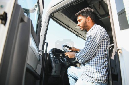 Foto de Conductor de camión profesional feliz conduciendo su camión. Copiar espacio - Imagen libre de derechos
