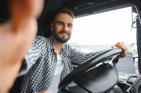 Téléchargez les photos : Sourire Confiance Jeune Homme Camionneur Professionnel En Affaires Long Transport - en image libre de droit
