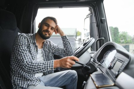 Téléchargez les photos : Conducteur derrière le volant dans la cabine du camion - en image libre de droit