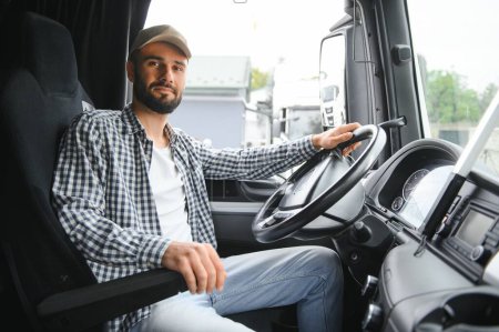 Foto de Confianza en la sonrisa Joven conductor profesional de camiones en los negocios Transporte largo - Imagen libre de derechos