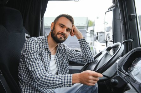 Foto de Confianza en la sonrisa Joven conductor profesional de camiones en los negocios Transporte largo - Imagen libre de derechos