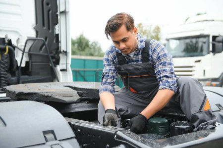 Téléchargez les photos : Mécanicien indien réparer le camion. - en image libre de droit