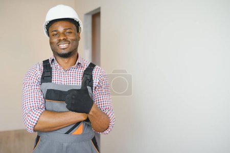 Téléchargez les photos : Portrait d'un ouvrier de la construction afro-américain sur place
. - en image libre de droit