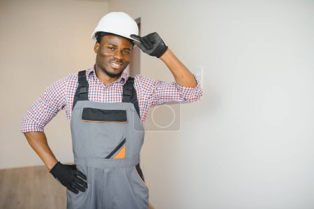 Téléchargez les photos : Portrait d'un ouvrier de la construction afro-américain sur place
. - en image libre de droit