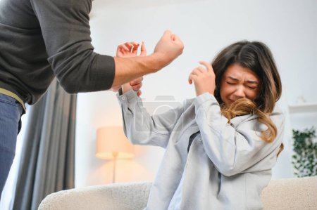 Téléchargez les photos : Homme tabassant sa femme illustrant la violence domestique
. - en image libre de droit