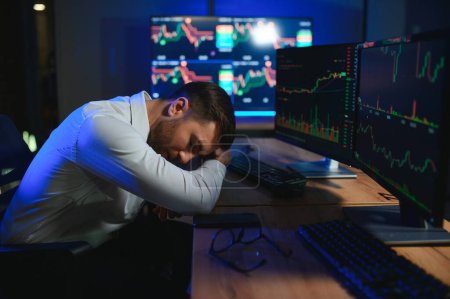 Hombre de negocios estresado cripto trader inversionista analizando el mercado de valores crypto trading.