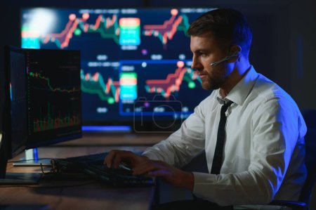 Analistas Financieros y Comerciantes de Día Trabajando en Computadoras con Multi-Monitor.