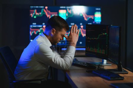 Hombre de negocios estresado cripto trader inversionista analizando el mercado de valores crypto trading.