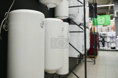 Variedad de calderas eléctricas modernas presentadas en la tienda
.
