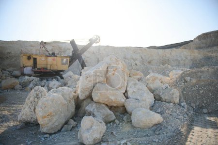 Martillo de martillo hidráulico en una cantera para minería de piedra caliza con una excavadora.