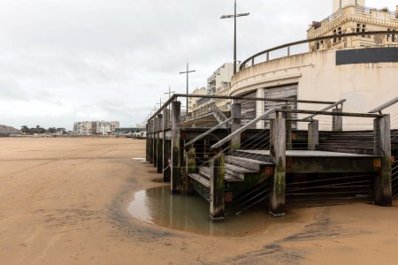 Foto de Bajo nivel de arena causado por la marea alta de marzo de 2024 en la playa de Les Sables d 'Olonne, Francia - Imagen libre de derechos